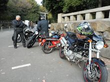 集まってバイク談義