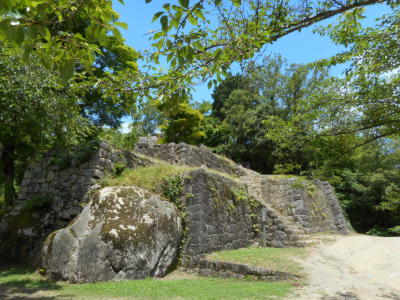 途中にある石垣 途中にある石垣