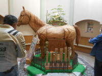 接ぎ木造りの馬