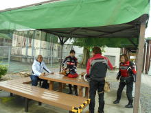 テントの下で打ち合わせ