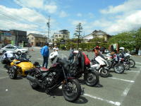 龍潭寺着。暑いので上着を脱いだ。