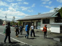 臨時の通路へ向かう