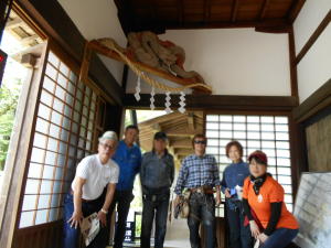 飛騨の甚五郎作の龍の下で記念撮影