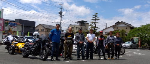 駐車場で集合写真