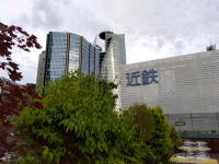 ビル群に囲まれる雨が降りそう