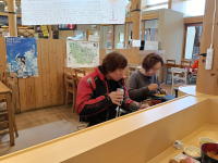 食事を楽しむけいさん夫婦