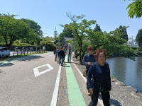 お堀沿いを歩く