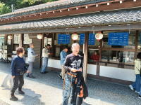 受付で入城料金を支払う