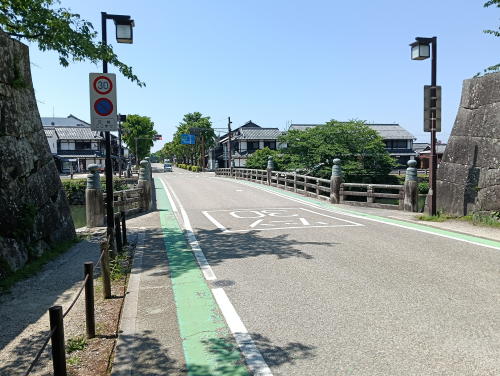 信号の向こうに城下町が見える