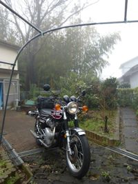 濃霧の中のガレージ