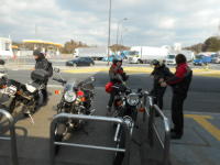 トライアンフコンビ到着