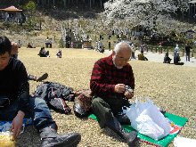 Ｗの源さんも弁当タイム