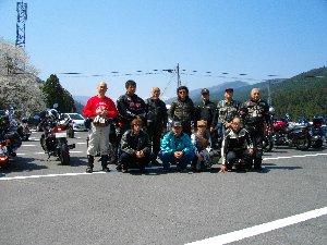 白山をバックに撮影