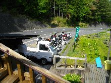 茶屋から駐車場を見下ろす