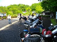 日本昭和村駐車場でジャケット配布
