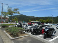 青空の下に集うバイク達