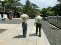 倶楽部メッシュジャケットで境内を歩く