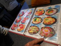 メニューを見ながら迷う