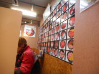 壁にも丼の写真が並ぶ