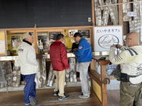 カウンターでたい焼きを注文する皆さん