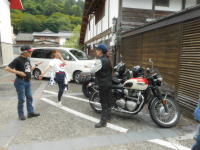 交流館駐車場で談笑タイム