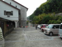 奥へとバイクを停めました