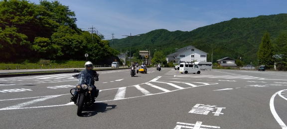 道の駅平谷へ入る皆さん