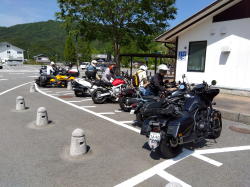 道の駅で休憩するバイク達