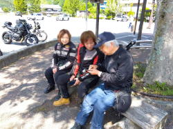 暑いので木陰で休憩