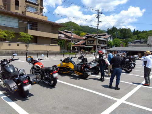 旅館の駐車場らしい