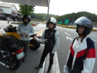 打ち合わせする仲間達