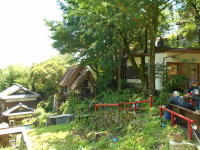 森の中に古民家の食事処が点在