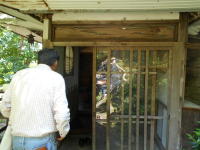 案内されて古民家へ入る