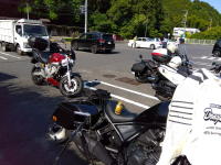 続々と集まって来る