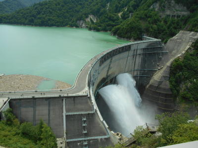 黒部ダム放水 黒部ダム放水