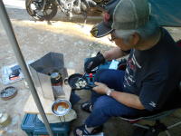 調理をする石さん