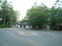 広場の奥にゴミ捨て場がある