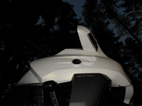 バイクのかたわらで飲み空を見上げる