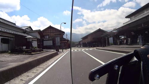 馬籠宿を抜ける