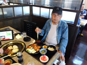 からあげ定食を食べるオギさん