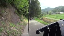 川沿いの狭い道を走る