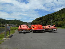 陸に上がった遊覧船