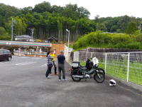 クロスカブを囲んでバイク談義。