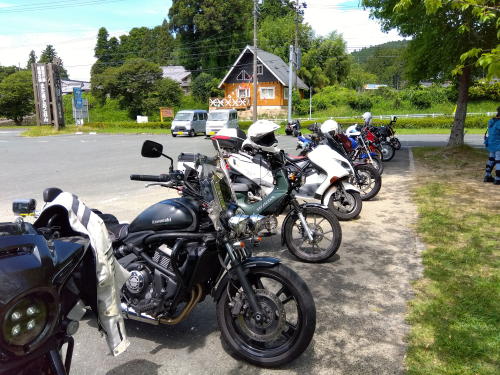 つくでの二輪車置き場に並んだバイク