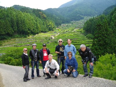 千枚田をバックに集合写真