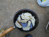 ギョウザを焼く