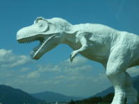 田畑の中に現れた恐竜