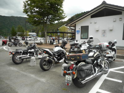 道の駅信州平谷で雨がポツリ 道の駅信州平谷で雨がポツリ