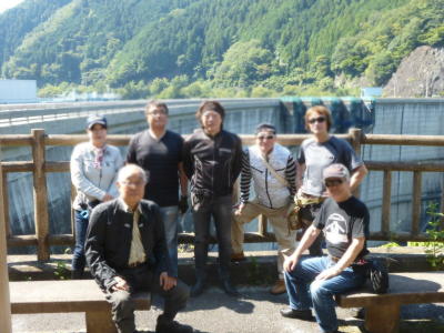矢作ダムで記念撮影 矢作ダムで集合写真