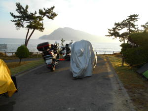 キャンプ場の夜明け